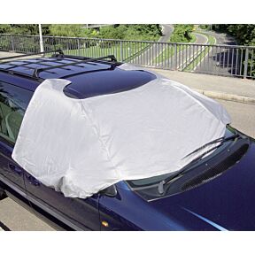 Magnetna zaščita vetrobranskega stekla v srebrni barvi, nameščena na avtomobil, pokriva vetrobransko steklo in stranska stekla avtomobila 